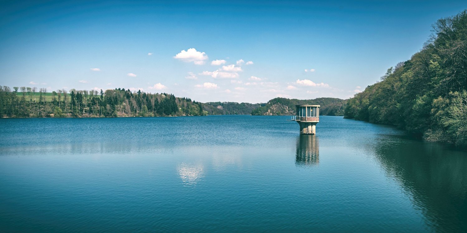 Eine große Talsperre mit dem Entnahmeturm für Trinkwasser rechts.. Artikel "Wasser: Gewinnung von Trinkwasser" öffnen.