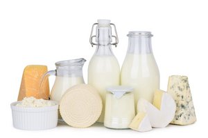 Milch und Milchprodukte in Schälchen und Flaschen