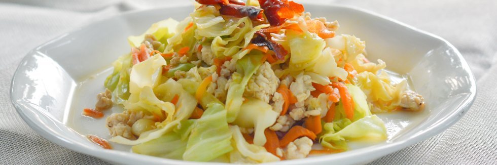 Asiatisches Weißkohlgemüse auf einem Teller.