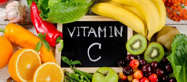 Gemüse, Obst und ein Schild mit dem Schriftzug Vitamin C