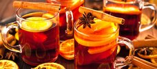 Tassen mit Glühwein, Punsch und Tee