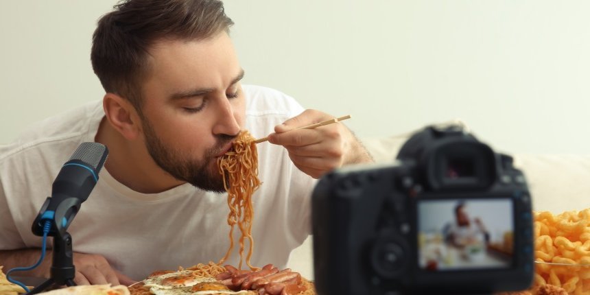 Mukbang. Artikel "Essen vor laufender Kamera" öffnen.