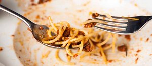 Letzte Reste der Spaghetti Bolognese auf Löffel und Gabel