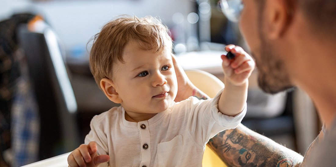 Ein Kind hält dem Vater den Löffel hin.. Artikel "Netzwerk Gesund ins Leben" öffnen.