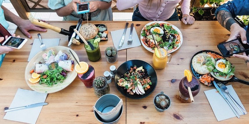 Handy Essen. Artikel "Viele finden das Thema Ernährung anstrengend" öffnen.