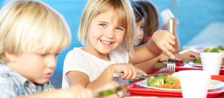 Kinder essen Mahlzeit