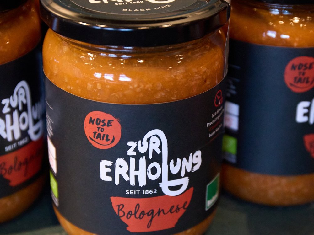 Eine Glaskonserve mit Bolognese und dem Aufdruck "Zur Erholung".
