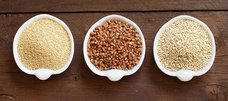 Quinoa-, Buchweizen- und Amaranth-Körner in drei Schälchen