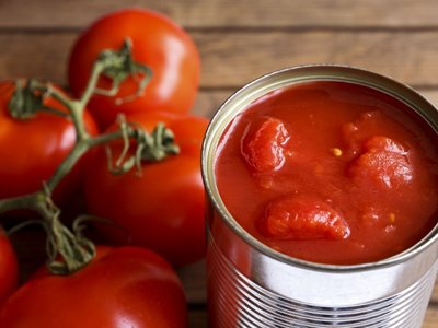 Es ist eine geöffnete Dose mit geschälten Tomaten abgebildet.