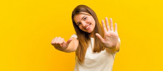 Frau zeigt 6 mit Händen