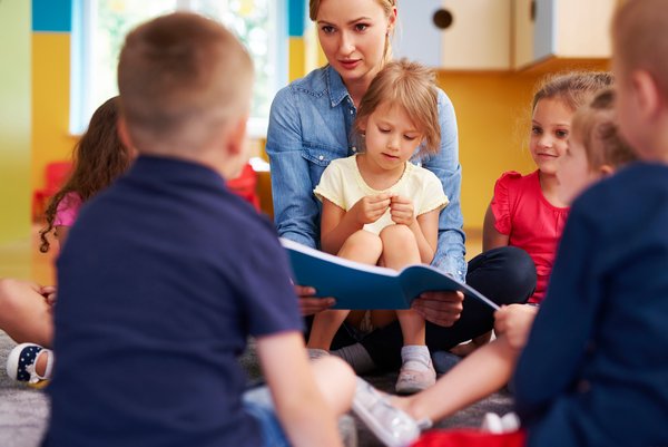 Vorlesen im Sitzkreis in der Kita