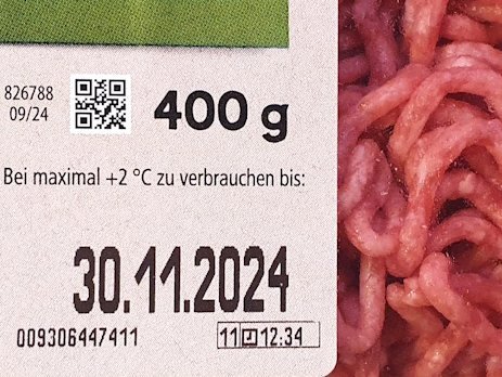 Etikett mit Verbrauchsdatum auf einer Packung Hackfleisch.