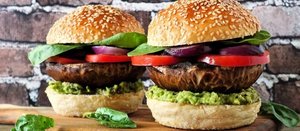 Zwei vegane Portobello Burger