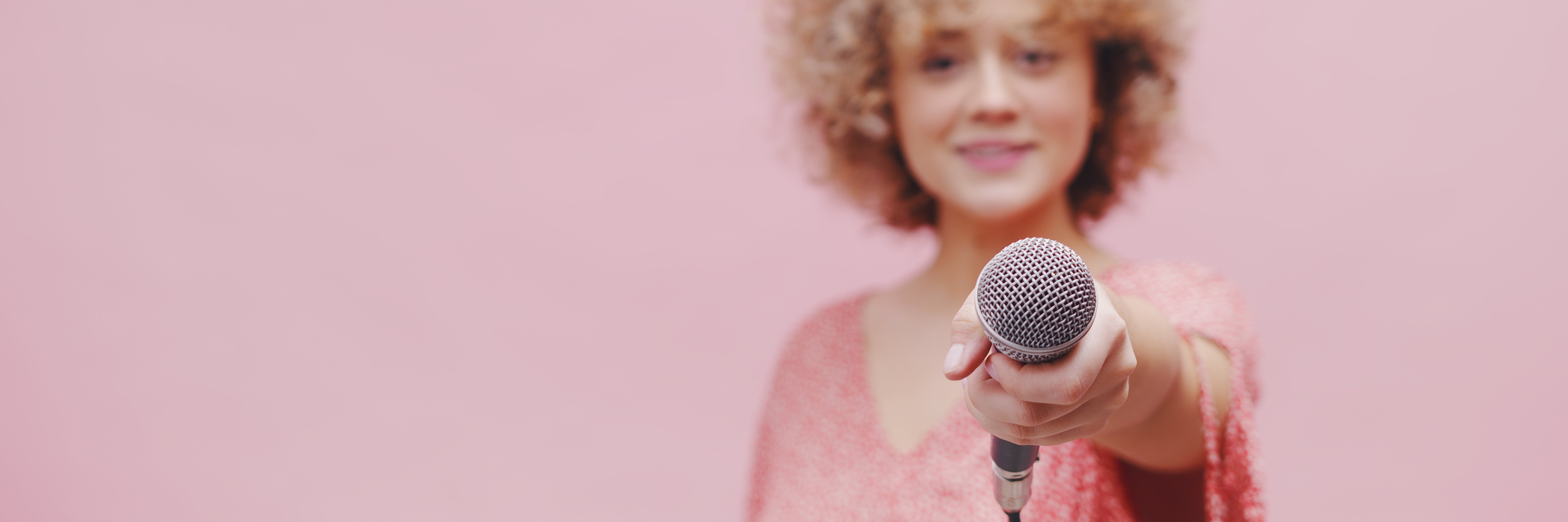 Frau interviewt mit Mikrofon