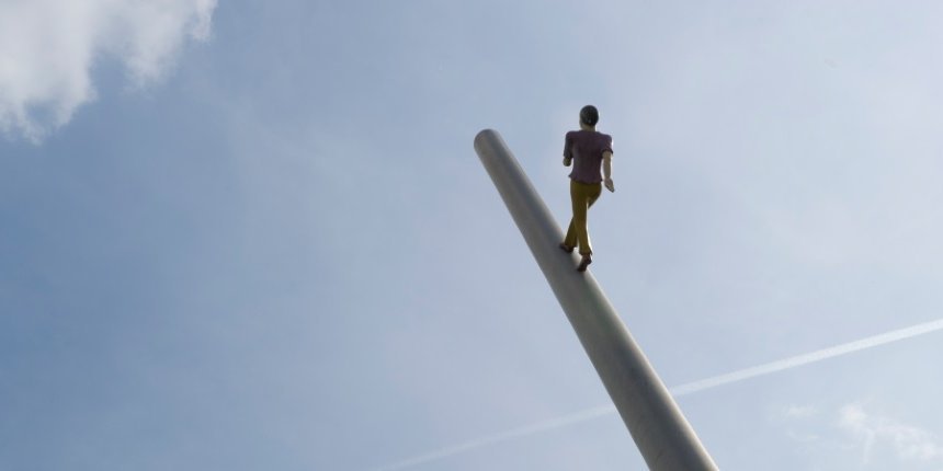 Die Skulptur „Man walking to the sky" - der Himmelsstürmer - von Jonathan Borowsky zeigt eine himmelwärts schreitende Männerfigur aus Fiberglas auf einer Stange.. Artikel "DGE-Kongress 2025: Was bestimmt unsere Lebensmittelauswahl?" öffnen.