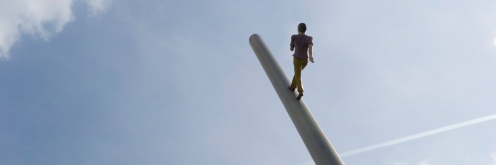 Die Skulptur „Man walking to the sky" - der Himmelsstürmer - von Jonathan Borowsky zeigt eine himmelwärts schreitende Männerfigur aus Fiberglas auf einer Stange.