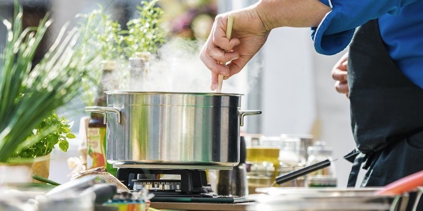 Topf auf dem Herd.. Artikel "Beim Kochen Energie und Wasser sparen" öffnen.