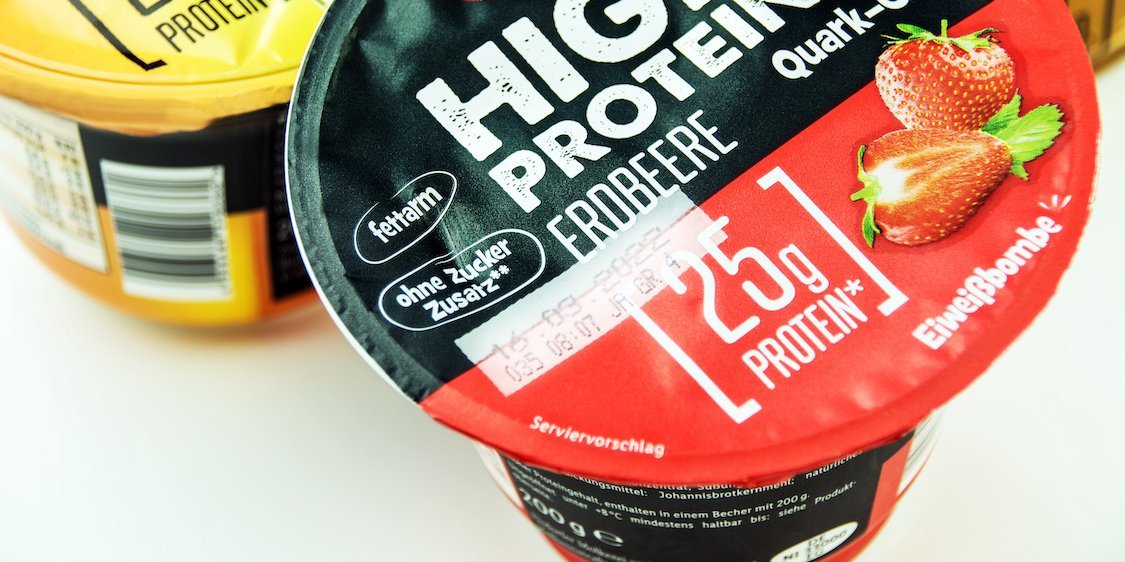 Auf dem Bild ist die Verpackung eines High Protein Erdbeerjoghurts zu sehen.. Artikel "High Protein" öffnen.