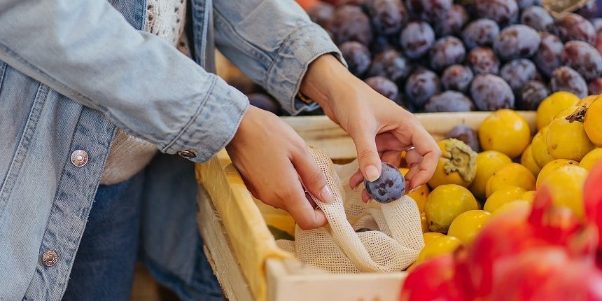 Einkaufen Obst . Artikel "Weniger Verpackungsmüll – so geht’s!" öffnen.