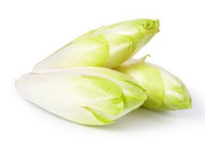 Drei Chicorees auf weissem Hintergrund.