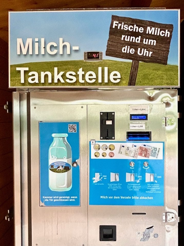 Ein Automat zum Zapfen von Rohmilch traegt diverse Aufschriften wie Milch-Tankstelle und Milch vor dem Verzehr bitte abkochen.