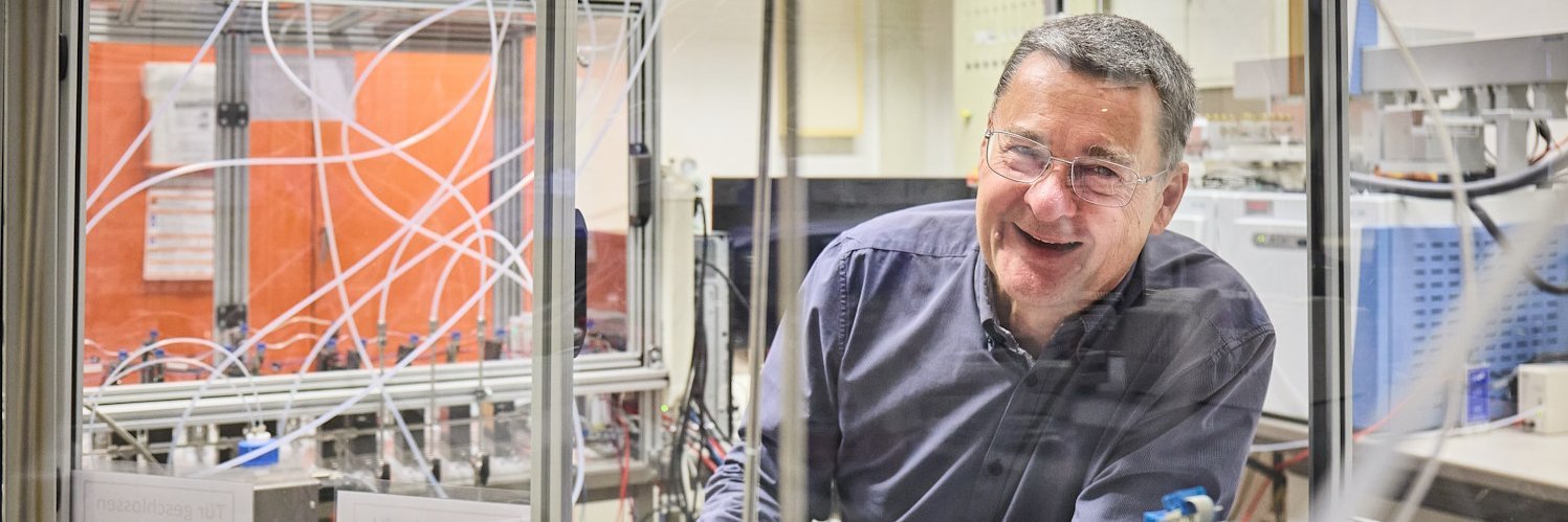 Ein Mann steht in einem technischen Labor.