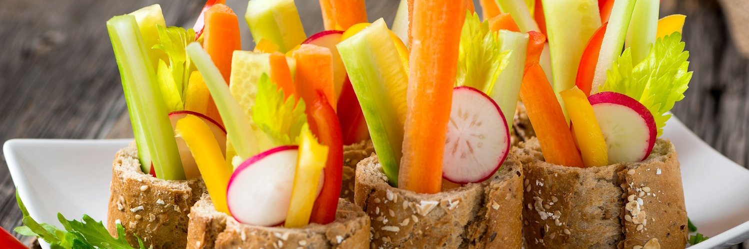 Gemüsesticks in Körnerbaguettescheiben gesteckt.