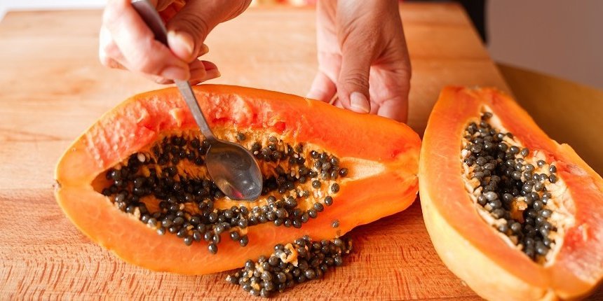 Ein halbierte Papaya. Artikel "Papaya in der Küche" öffnen.