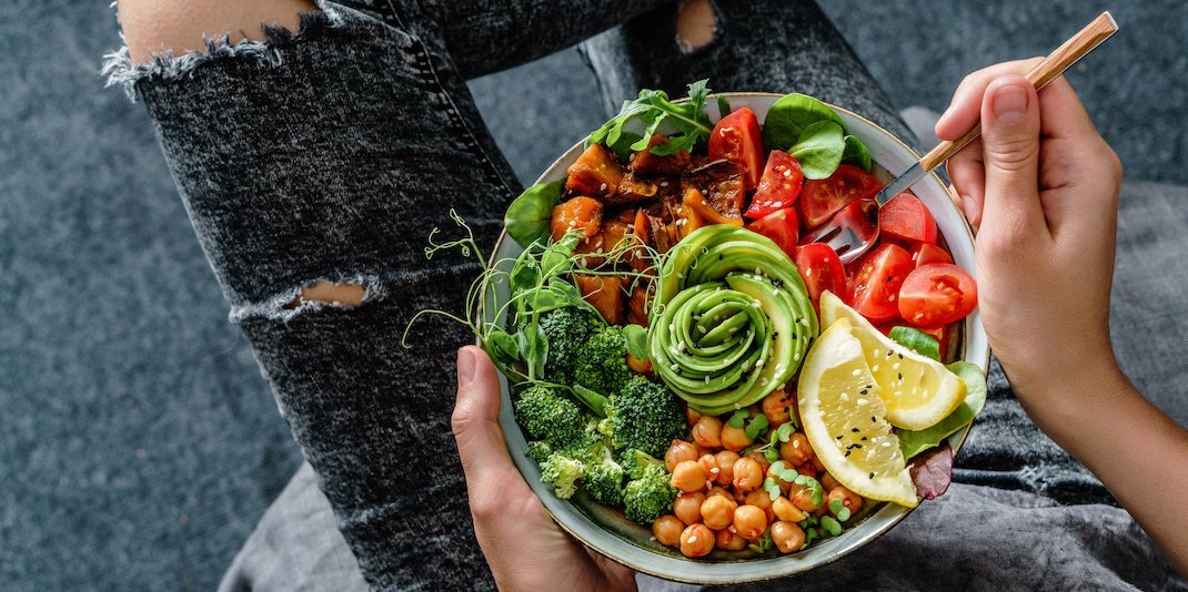 Auf dem Bild ist eine Bowl von oben zu stehen, die ein Jugendlicher oder eine Jugendliche auf dem Schoß ist.. Artikel "Vege...-was?" öffnen.