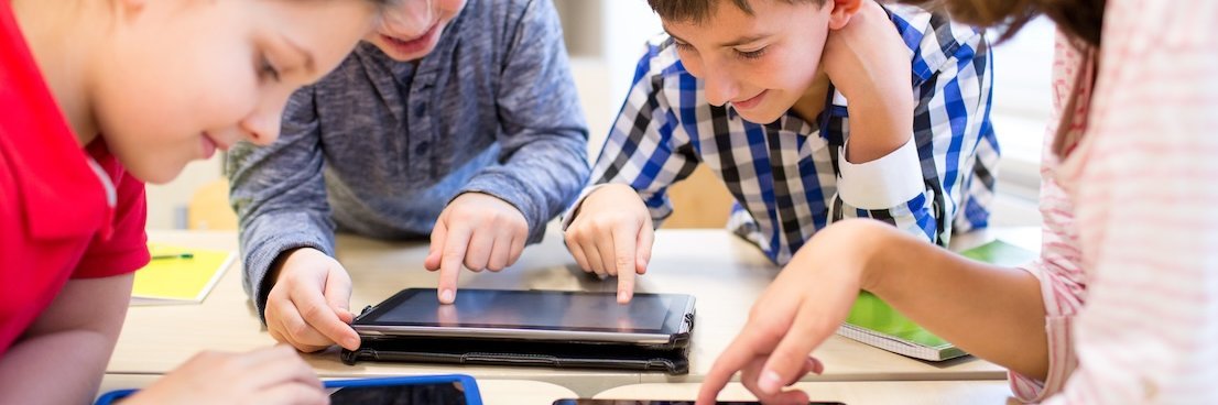 Eine Gruppe Schülerinnen und Schüler arbeitet mit Tablets.