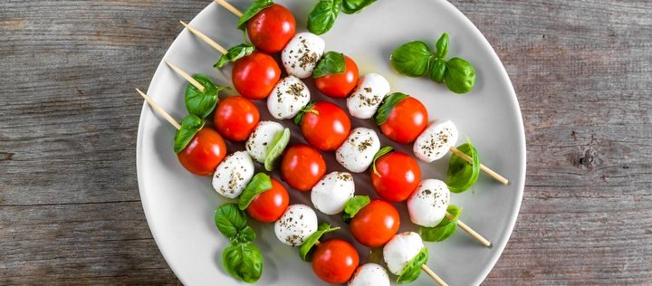 Caprese-Spieß  mit Tomaten, Mozzarella und Basilikumblättern