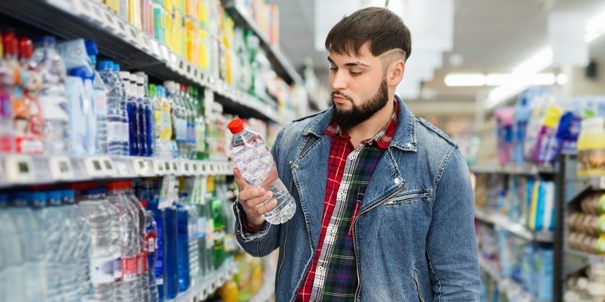 Mann kauft ein.. Artikel "So unterscheiden sich die Wassersorten" öffnen.