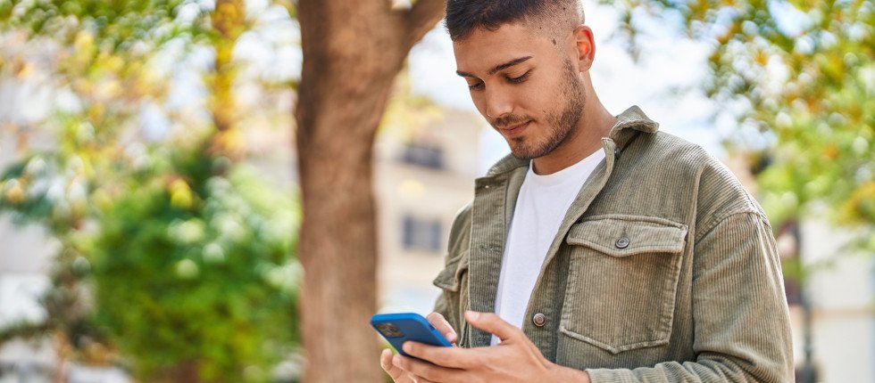 Junger Mann mit Smartphone