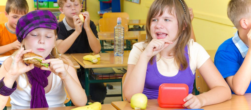 Kinder beim Klassenfrühstück