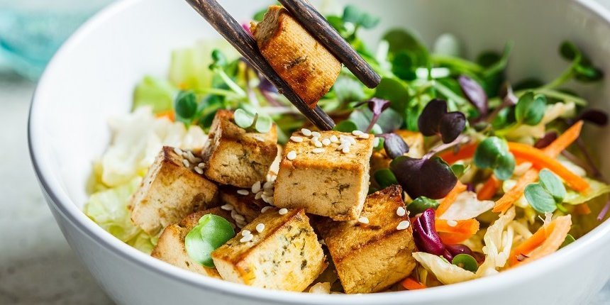 Tofusalat in Salatschüssel. Artikel "Wissenswertes zum Welt-Tofu-Tag" öffnen.