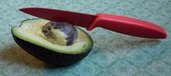 Halbierte Avocado mit Messer