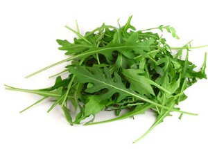 Ein Bund Rucola auf weißem Hintergrund.