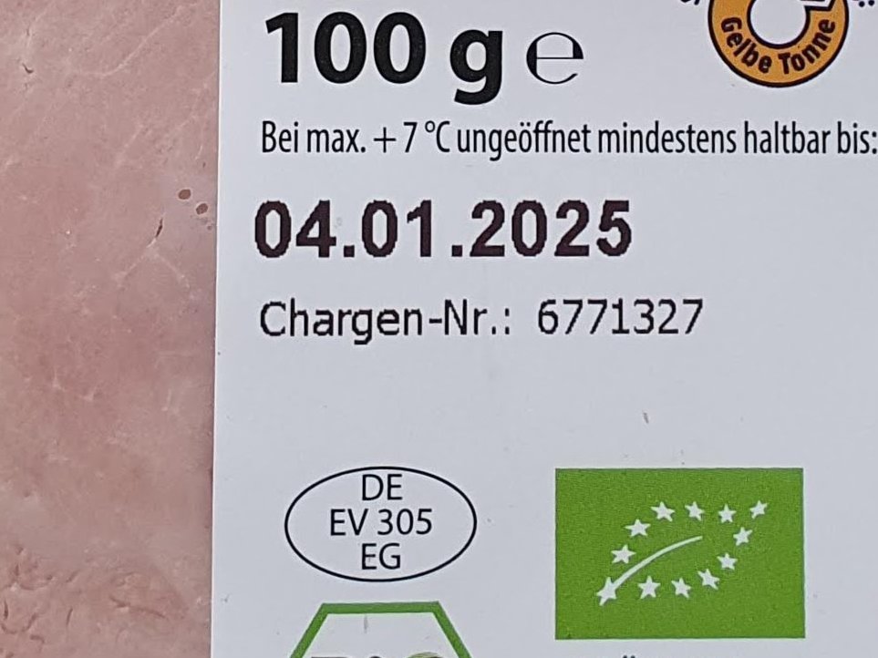 Etikett mit Mindeshaltbarkeitsdatum auf einer Packung Schinken.