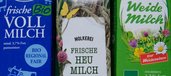 Milchpackungen mit der Aufschrift Vollmilch, Weidemilch und Heumilch