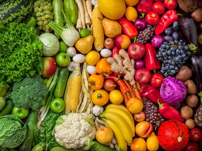 Es sind verschiedene Gemüse- und Obstsorten abgebildet.