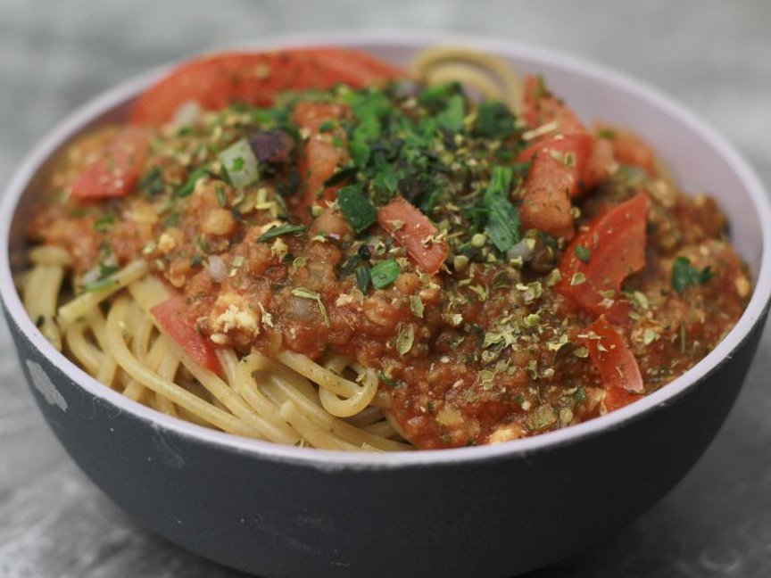 Spaghetti mit Linsenbolognese in einer Schale.