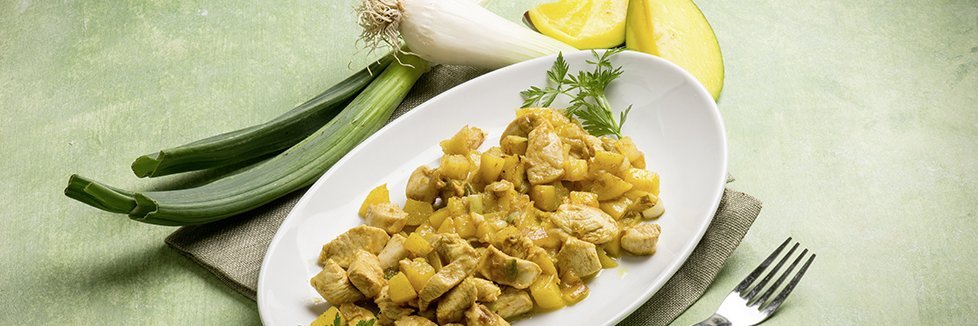 Geschnetzeltes mit Mangosoße auf einem Teller.