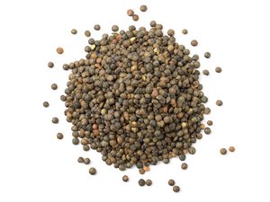 Eine Häufchen Puy-Linsen liegt auf weißem Grund.