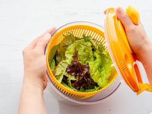 Salat liegt in einer Salatschleuder.