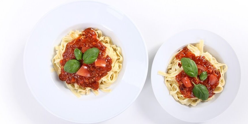 Teller mit Nudeln . Artikel "Wie gut kannst du beim Essen schätzen?" öffnen.