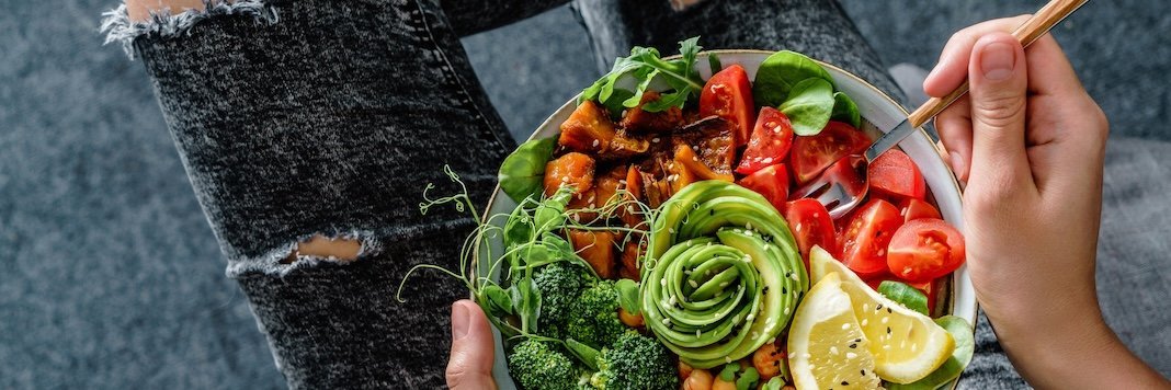 Eine bunte Zusammenstellung von Gemüsen, Getreide und weiteren Zutaten als Bowl.