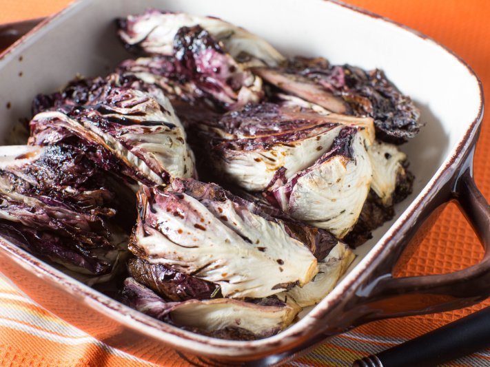 Gebackener Radicchio liegt in einer Auflaufform.