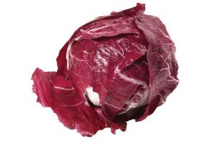 Ein Radicchio auf weißem Hintergrund.