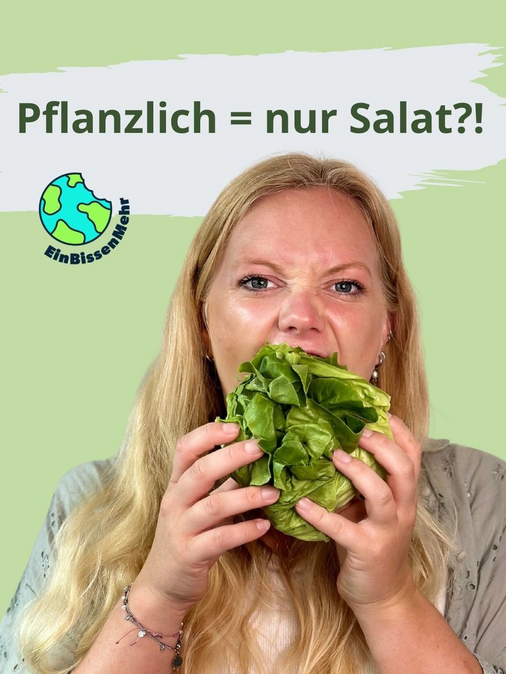 Eine blonde junge Frau beißt in einen ganzen Kopfsalat.