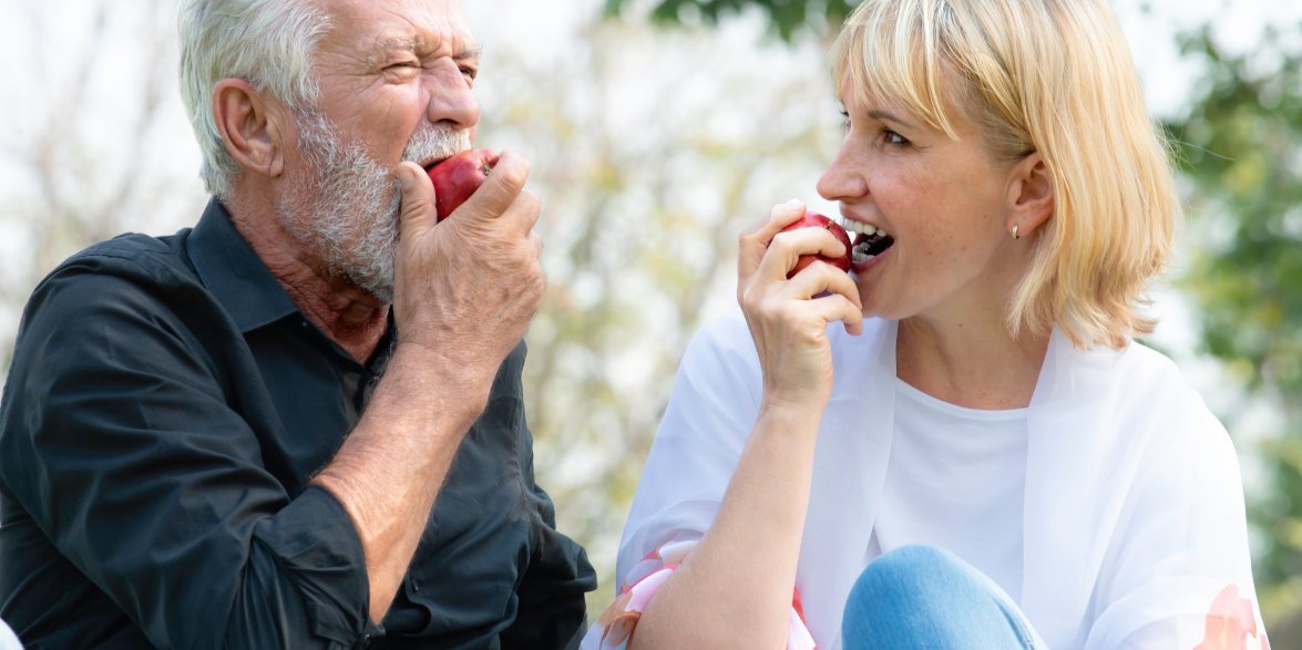 Mann und Frau beißen zufrieden in einen Apfel.. Artikel "Äpfel: Gesundheit und Umwelt" öffnen.